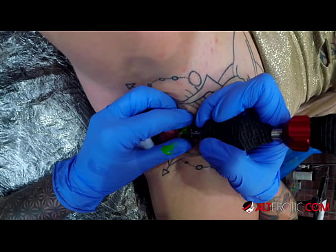 ❤️ Uiters getatoeëerde hottie Sully Savage het 'n tatoeëermerk op haar klitoris gekry ️❌ Seks by ons ️❤